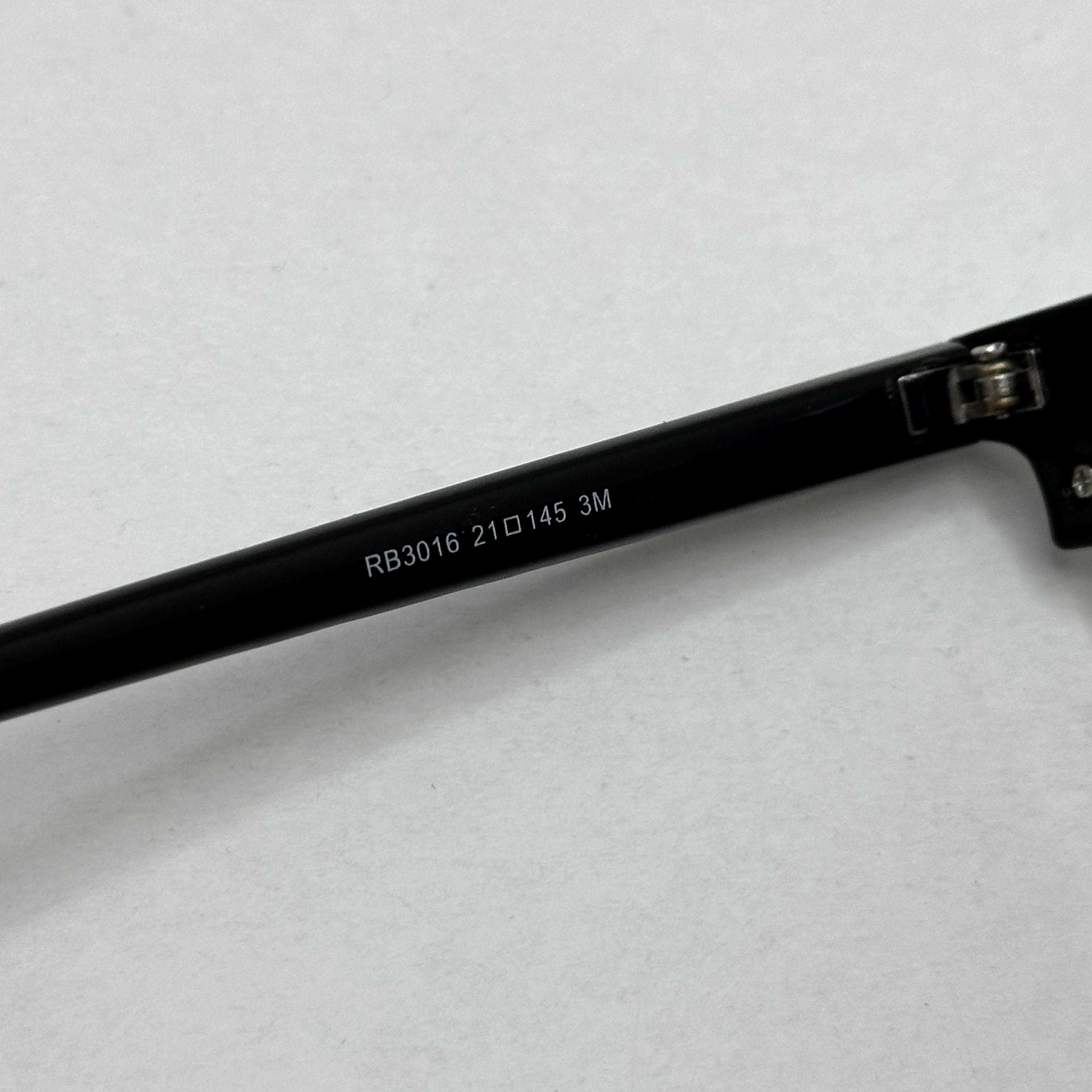عینک آفتابی کلاب مستر ریبن rayban شیشه سنگ مشکی فریم نقره ای به همراه پک کامل RB 3016
