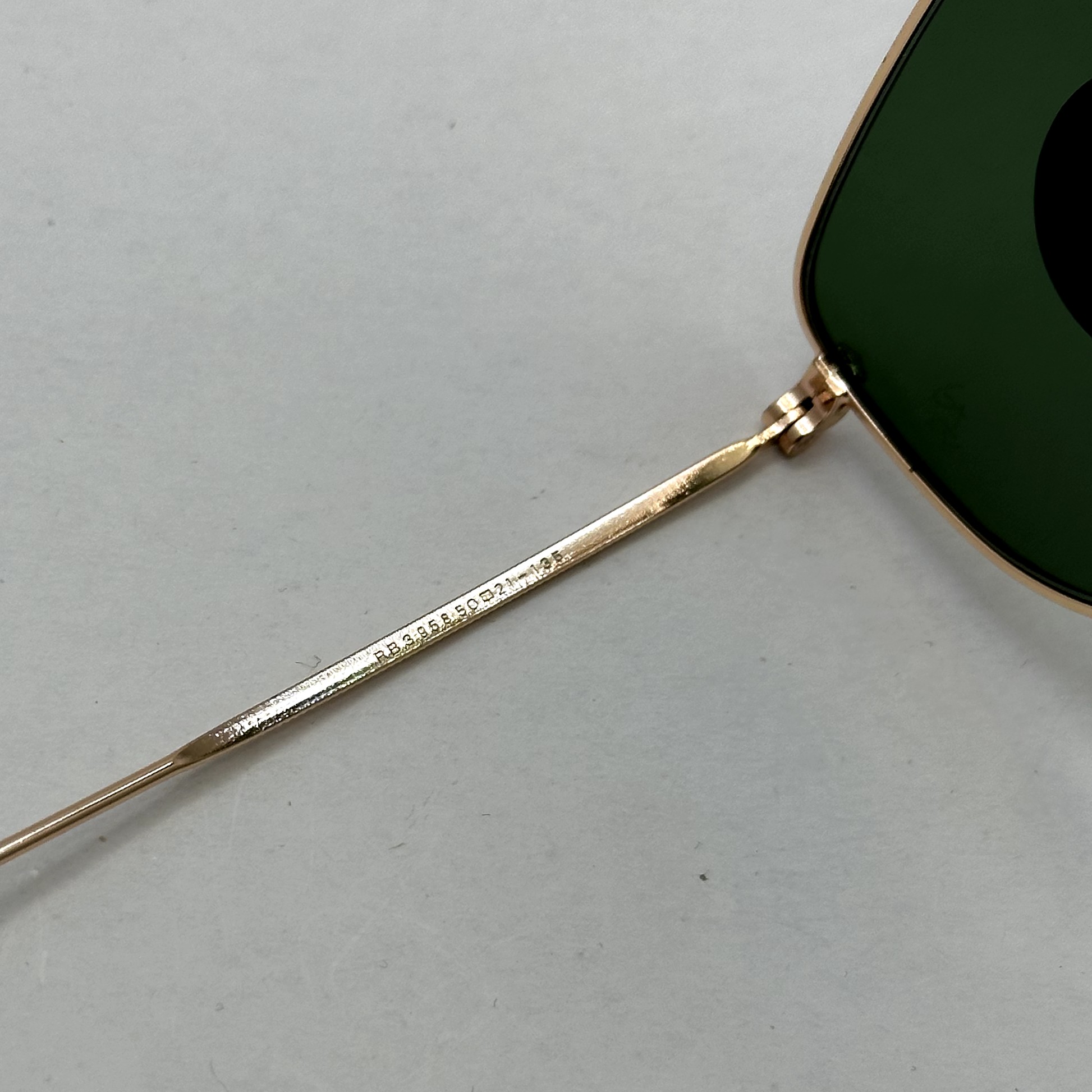 عینک آفتابی ریبن rayban شیشه سنگ سبز طلایی کد rb 3958 - فول پک
