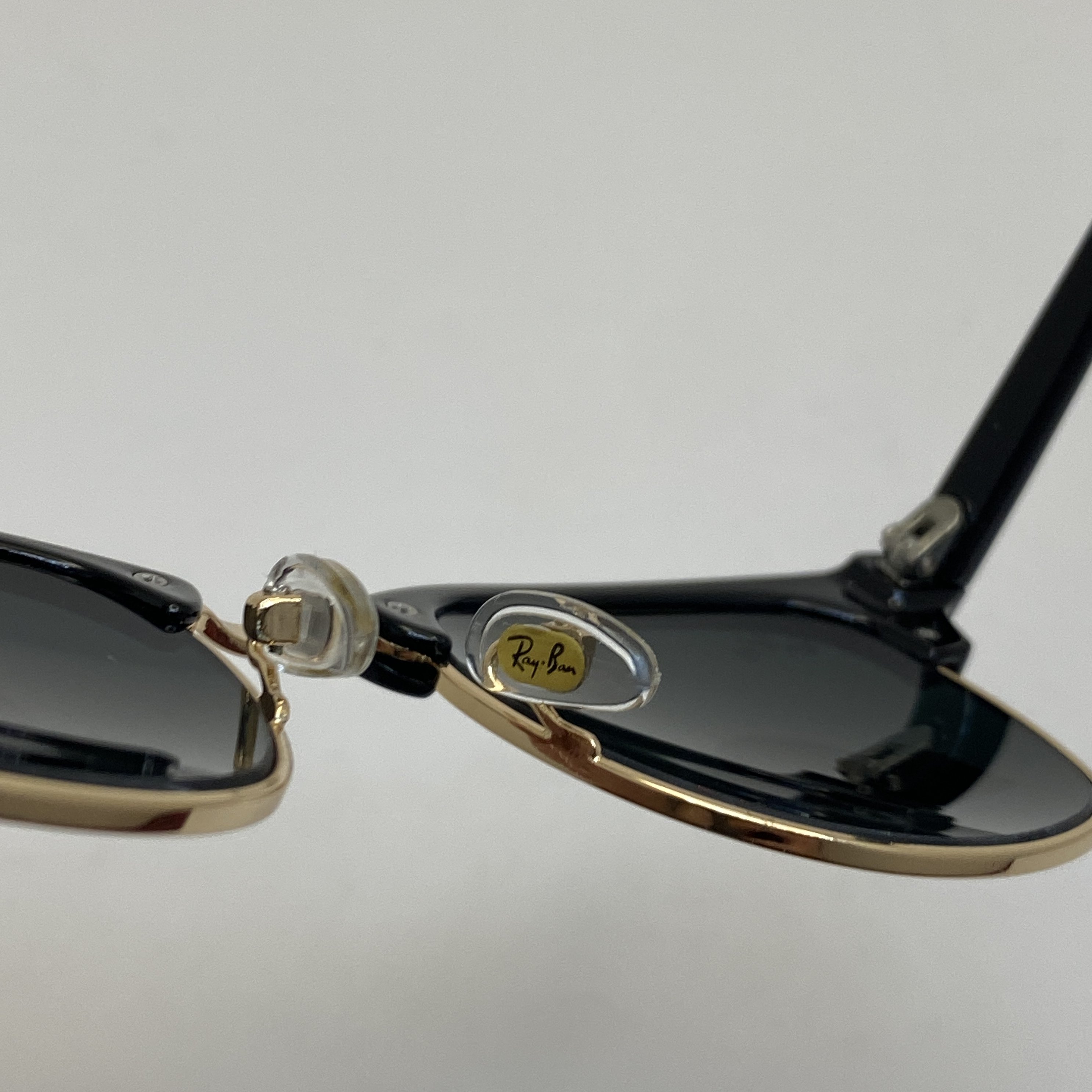 عینک ریبن rayban کلاب مستر شیشه سنگ مشکی طلایی RB 3016 با پک کامل اورجینال ریبن (جعبه،کیف،دستمال نانو،شناسنامه،کاتالوگ)