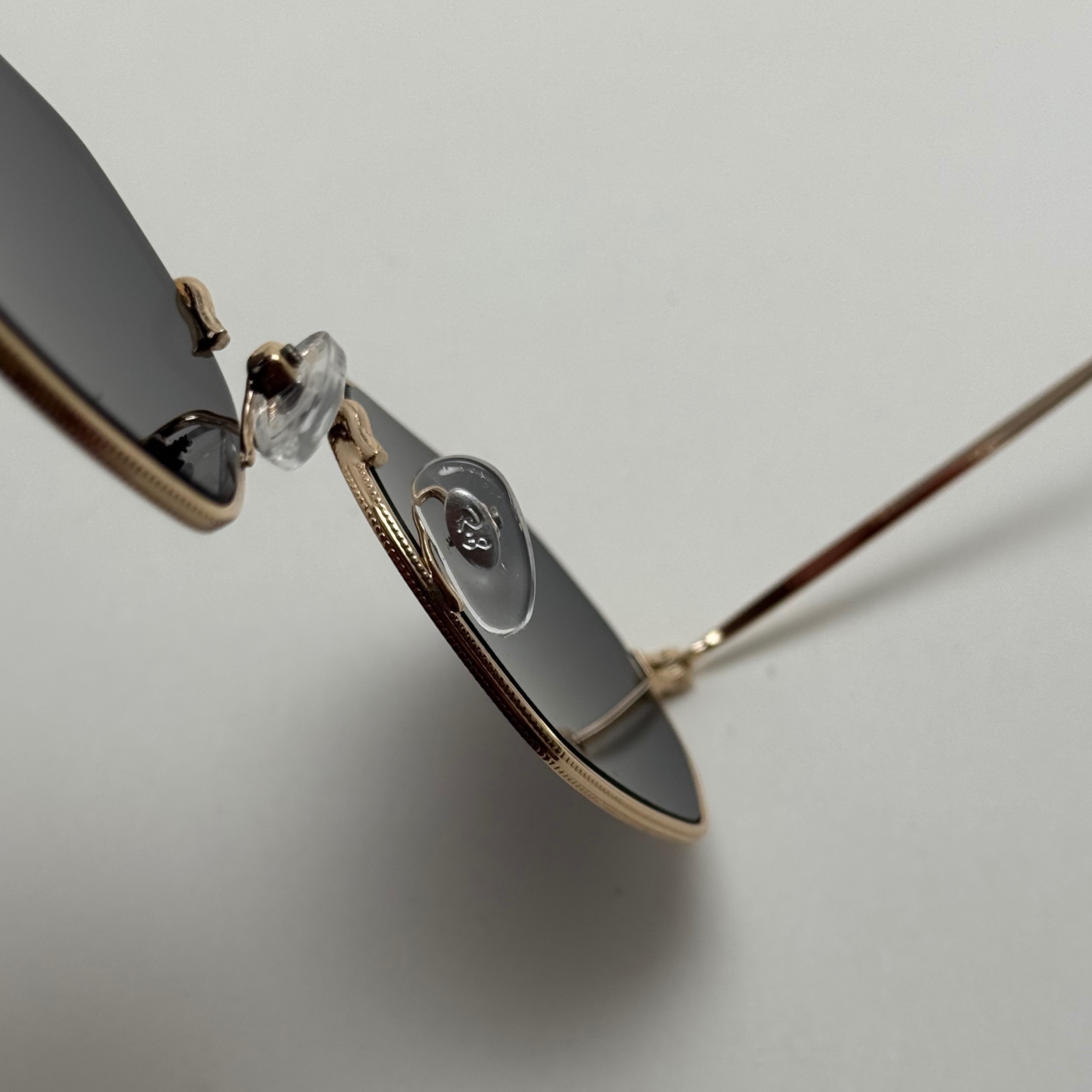 عینک آفتابی ریبن Ray-ban شش ضلعی مشکی طلایی سبک کد RB 3556