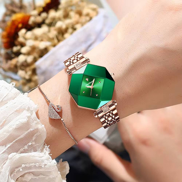 ساعت مچی زنانه پوداگار poedagar سبز خاص بند استیل رزگلد