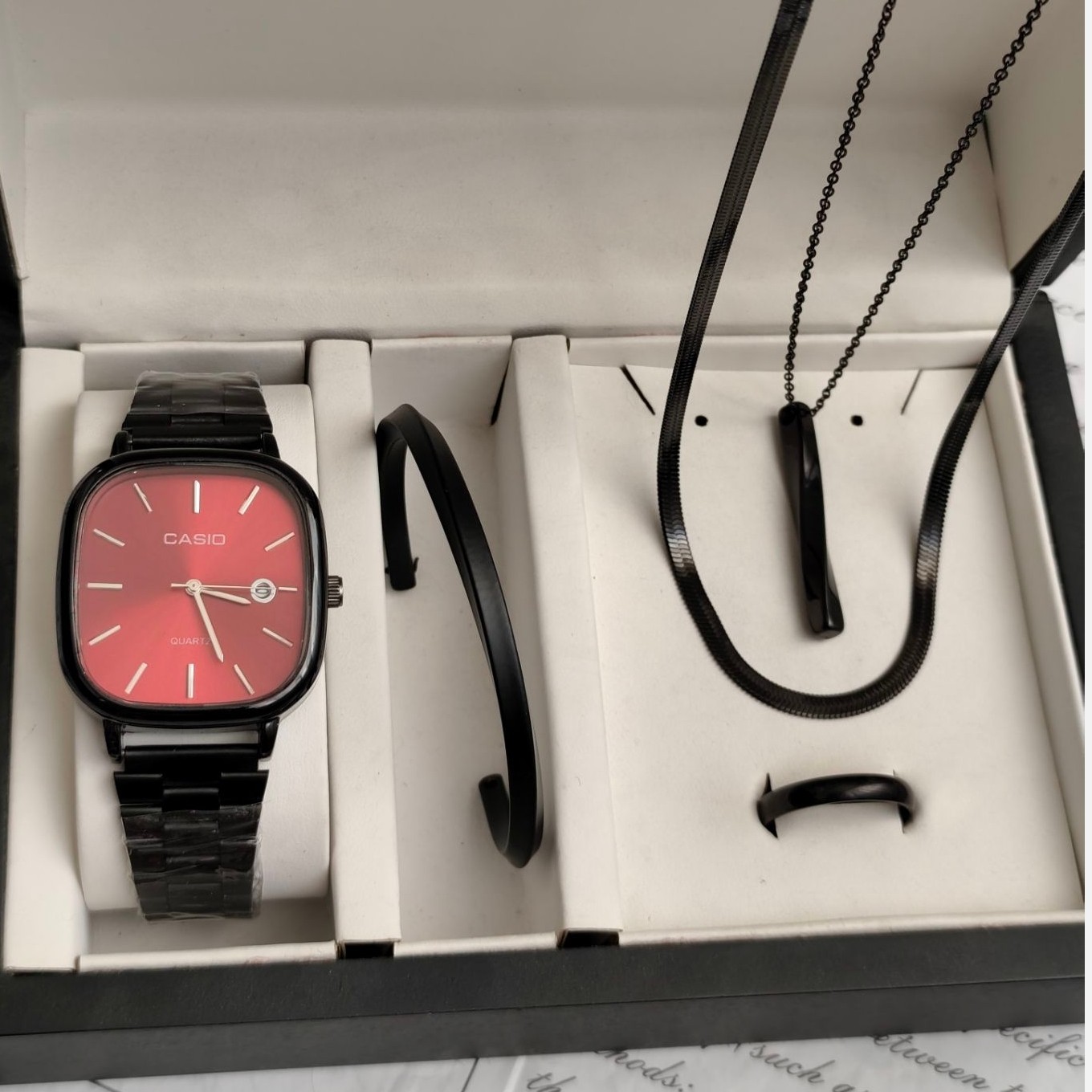 ست ساعت مردانه کاسیو casio اولدمانی مشکی صفحه قرمز با دستبند بنگل و گردنبند و حلقه