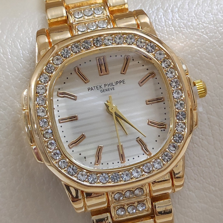 ساعت پتک فیلیپ شیشه تراش مجلسی زنانه کیفیت عالی patek philippe نقره ای و طلایی