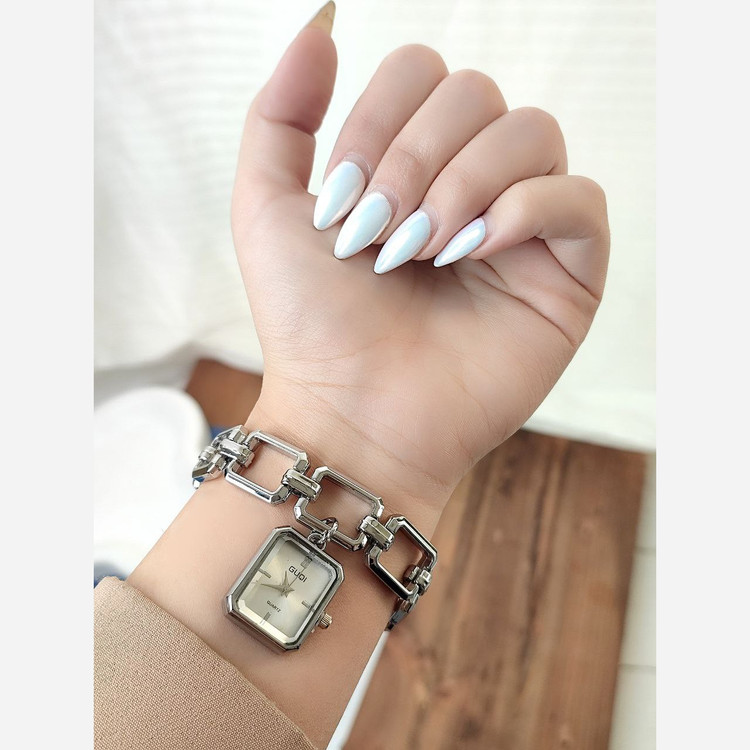 ساعت زنانه شیک و زیبا کیفیت عالی رنگ سیلور صفحه سفید ارسال رایگان