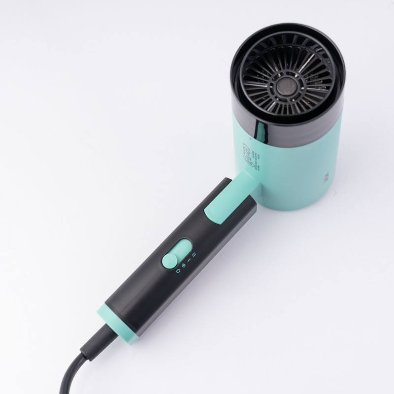 سشوار مسافرتی 1600 وات وی جی ار مدل V-426، موتور DC، وزن 600 گرم، المنت فلز، دارای سری متمرکزکننده باریک با ویژگی صافکنندگی، با قابلیت باد سرد