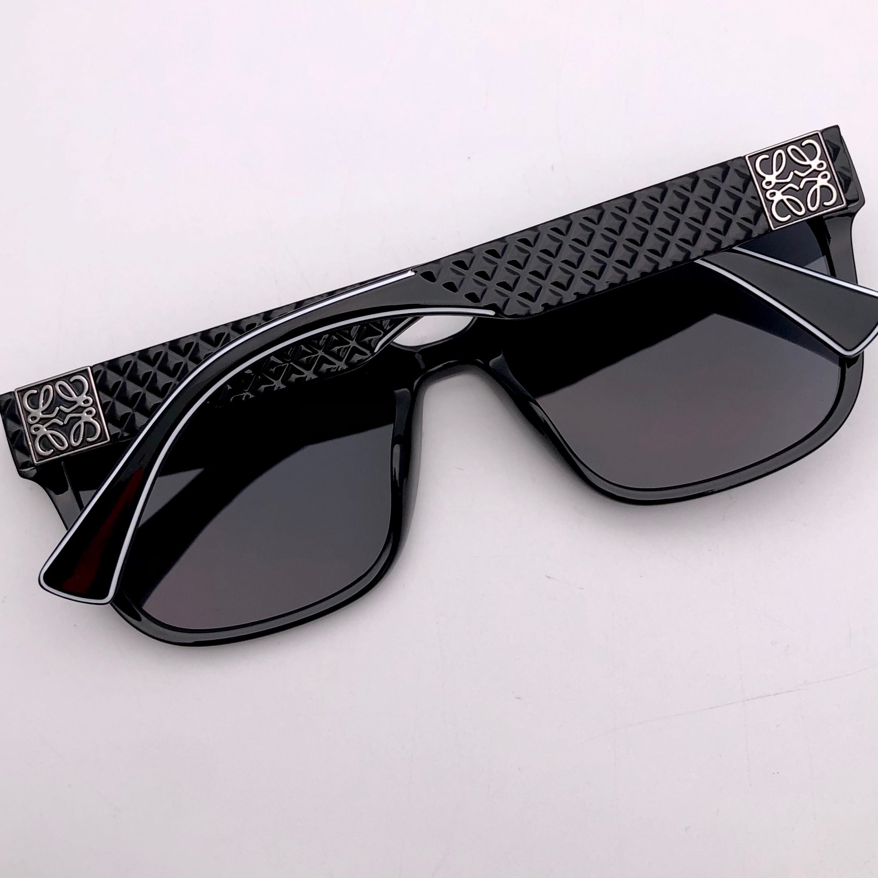 عینک زنانه از برند LOEWE