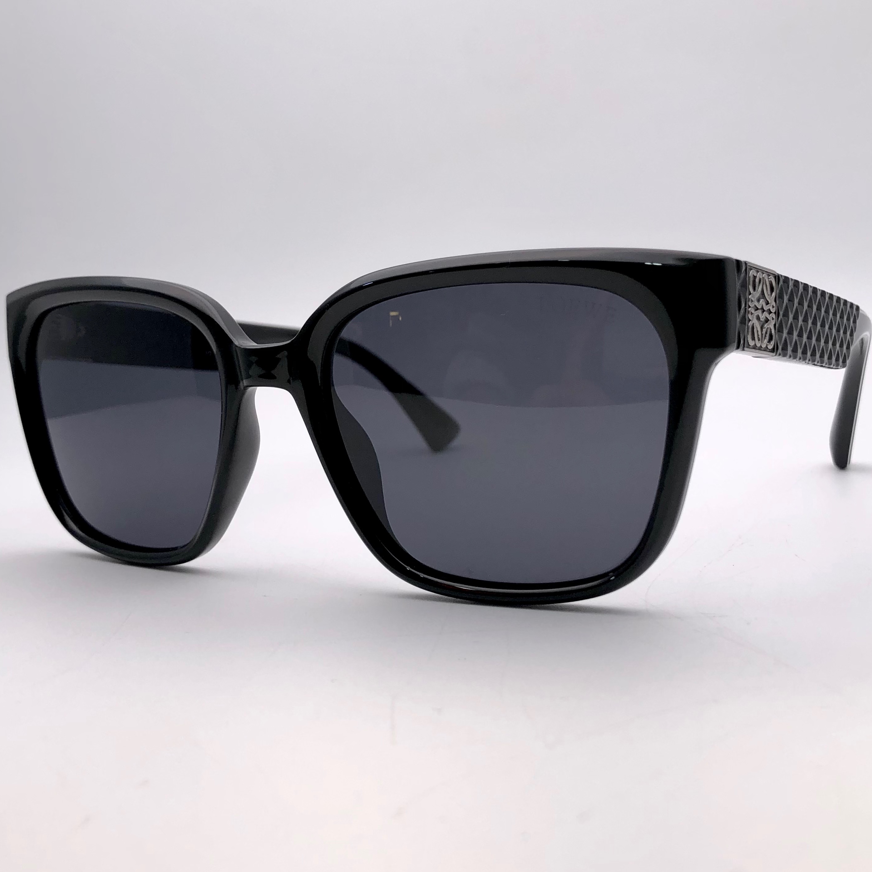 عینک زنانه از برند LOEWE