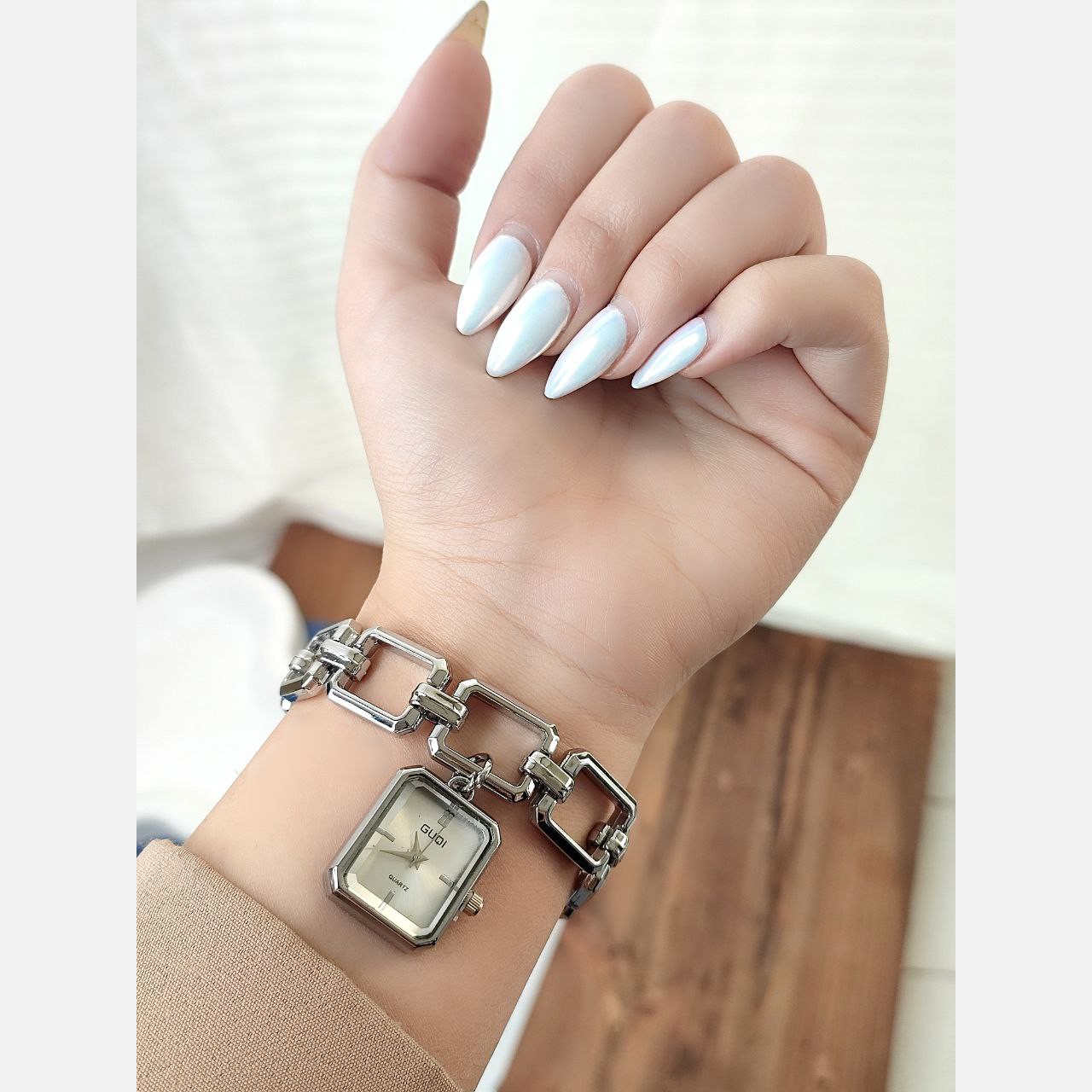 ساعت زنانه شیک و زیبا کیفیت عالی رنگ سیلور صفحه سفید