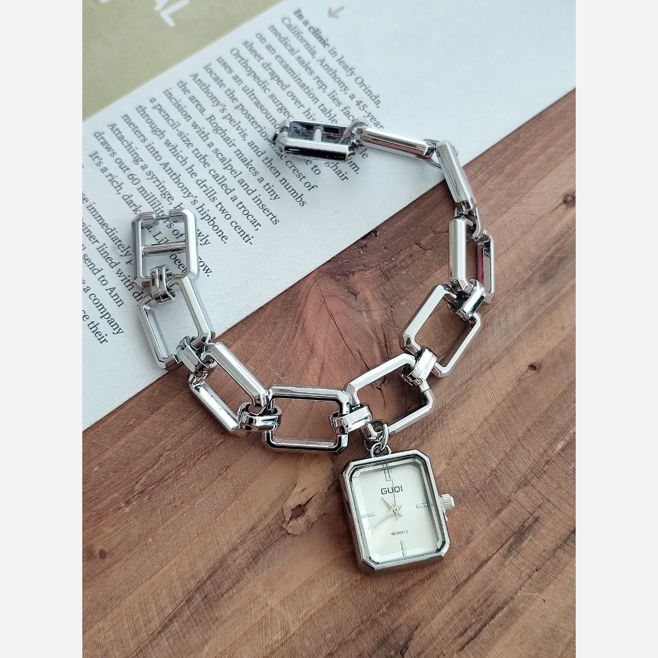 ساعت زنانه شیک و زیبا کیفیت عالی رنگ سیلور صفحه سفید