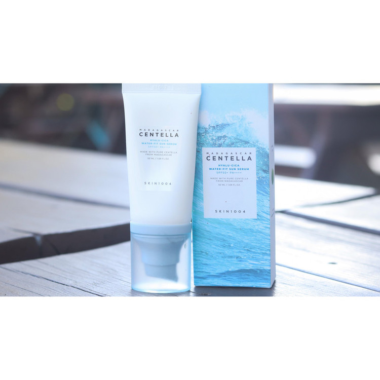 کرم ضد آفتاب بدون رنگ سنتلا، 50 SPF، مدل 1004، مناسب پوست حساس، نرمال و خشک و حجم 50 میلیلیتر، محافظت کننده در برابر اشعه UVA و UVB، بدون تست حیوانی، ++++PA، آبرسان، ضد التهاب، با ماندگاری 3 ساعته