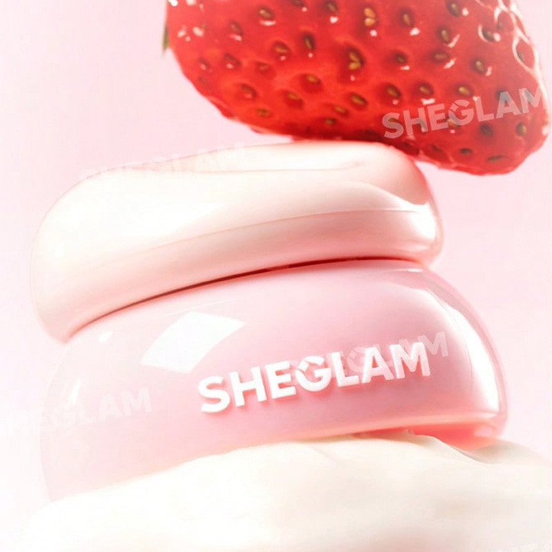 بالم لب کاسهای شیگلم مدل Strawberry Splash با رنگ قرمز، آبرسان و مرطوبکننده، حاوی ویتامین E و عصاره توتفرنگی مناسب پوست خشک، حساس و ترکخورده
