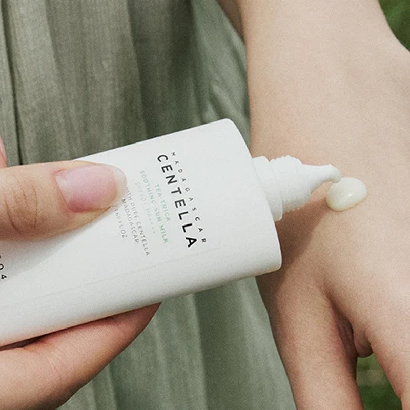 کرم ضد آفتاب بدون رنگ اسکین 1004 SPF 50 مدل TEA-TRICA محافظ UVA ،UVB، مناسب برای انواع پوست، حجم 50 میلیلیتر