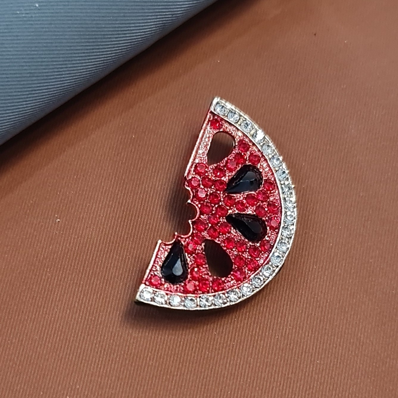 گل سینه طرح هندوانه