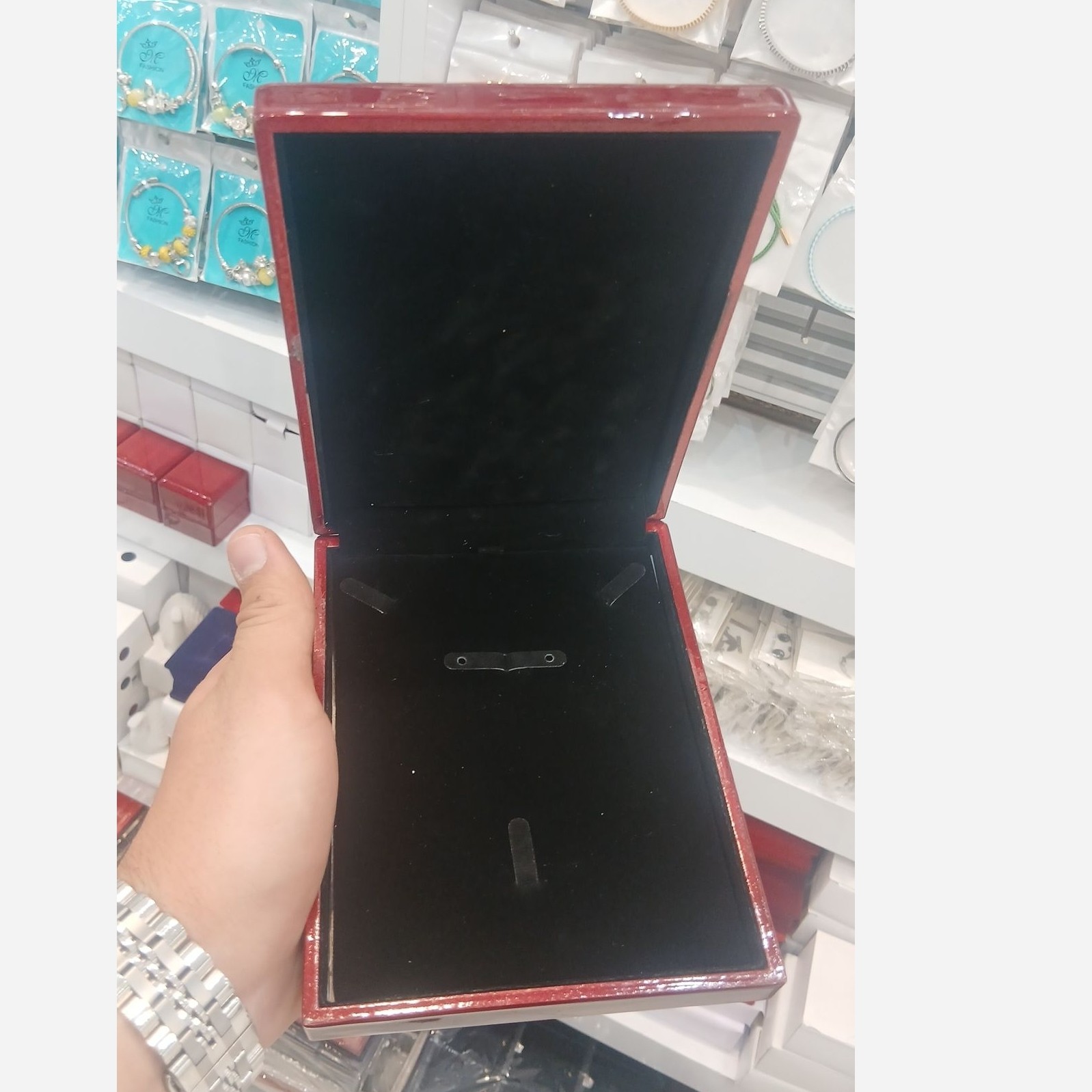 جعبه سرویس و گردنبند