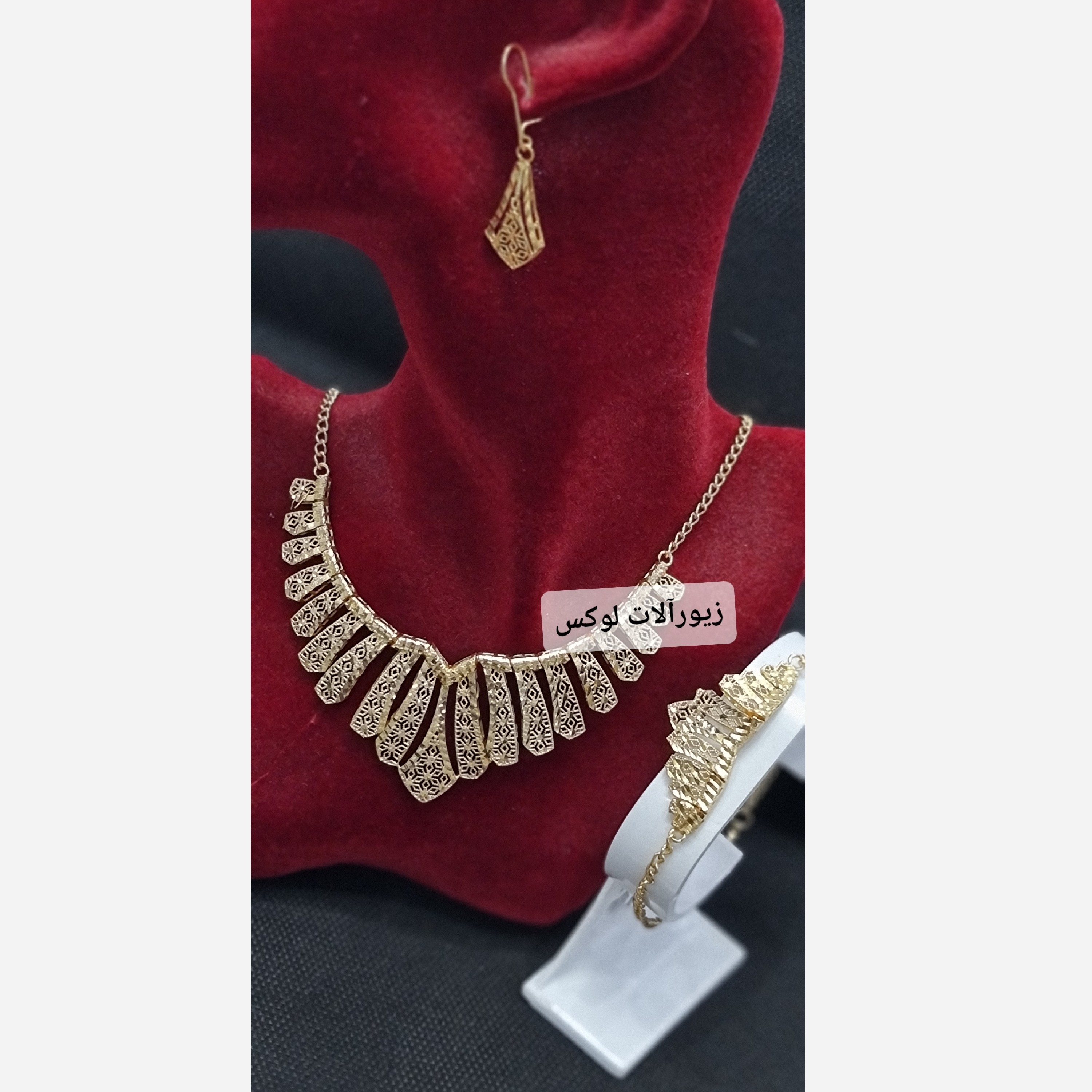 سرویس زنانه طرح طلا رنگ ثابت 1004