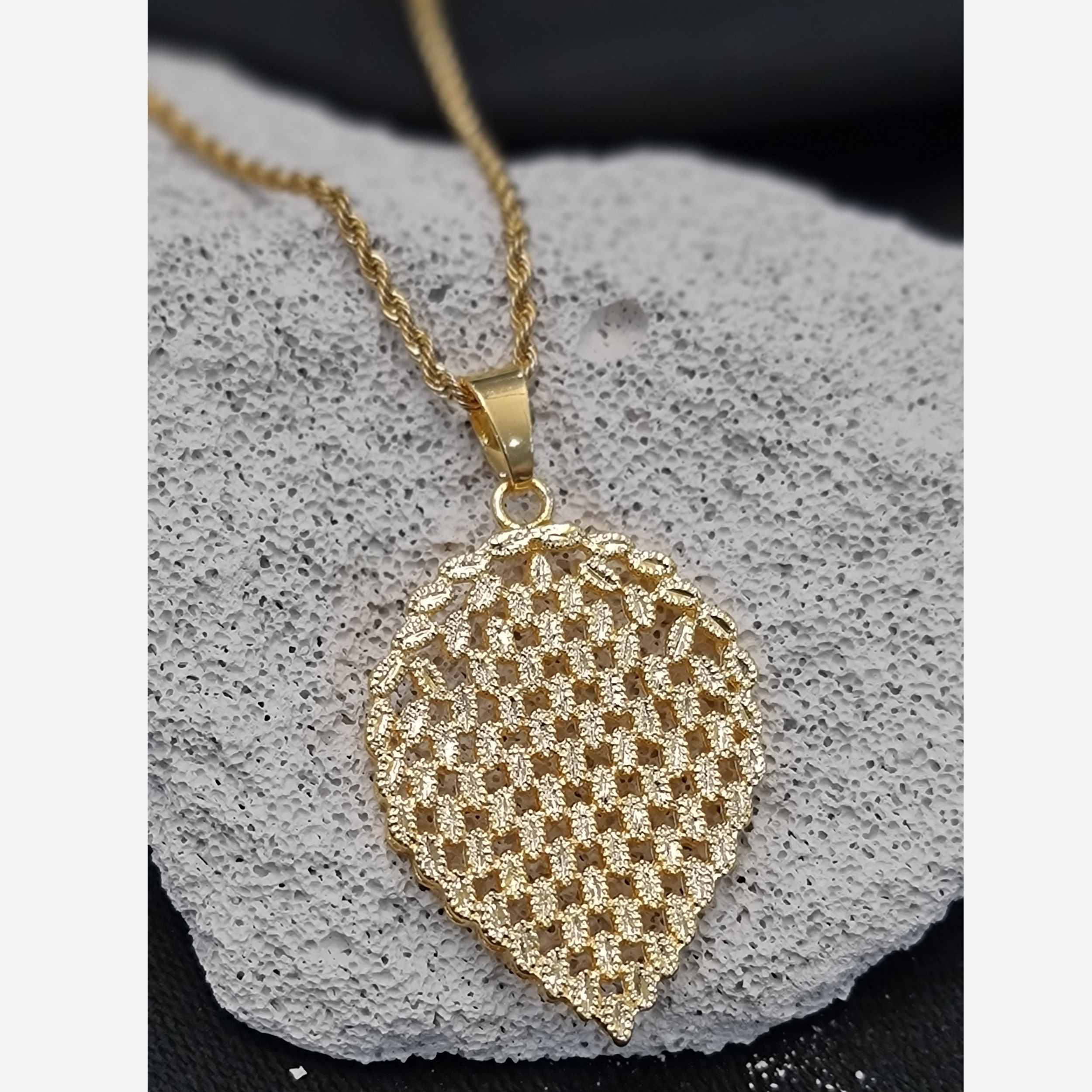 گردنبند برگ زنانه طرح طلا