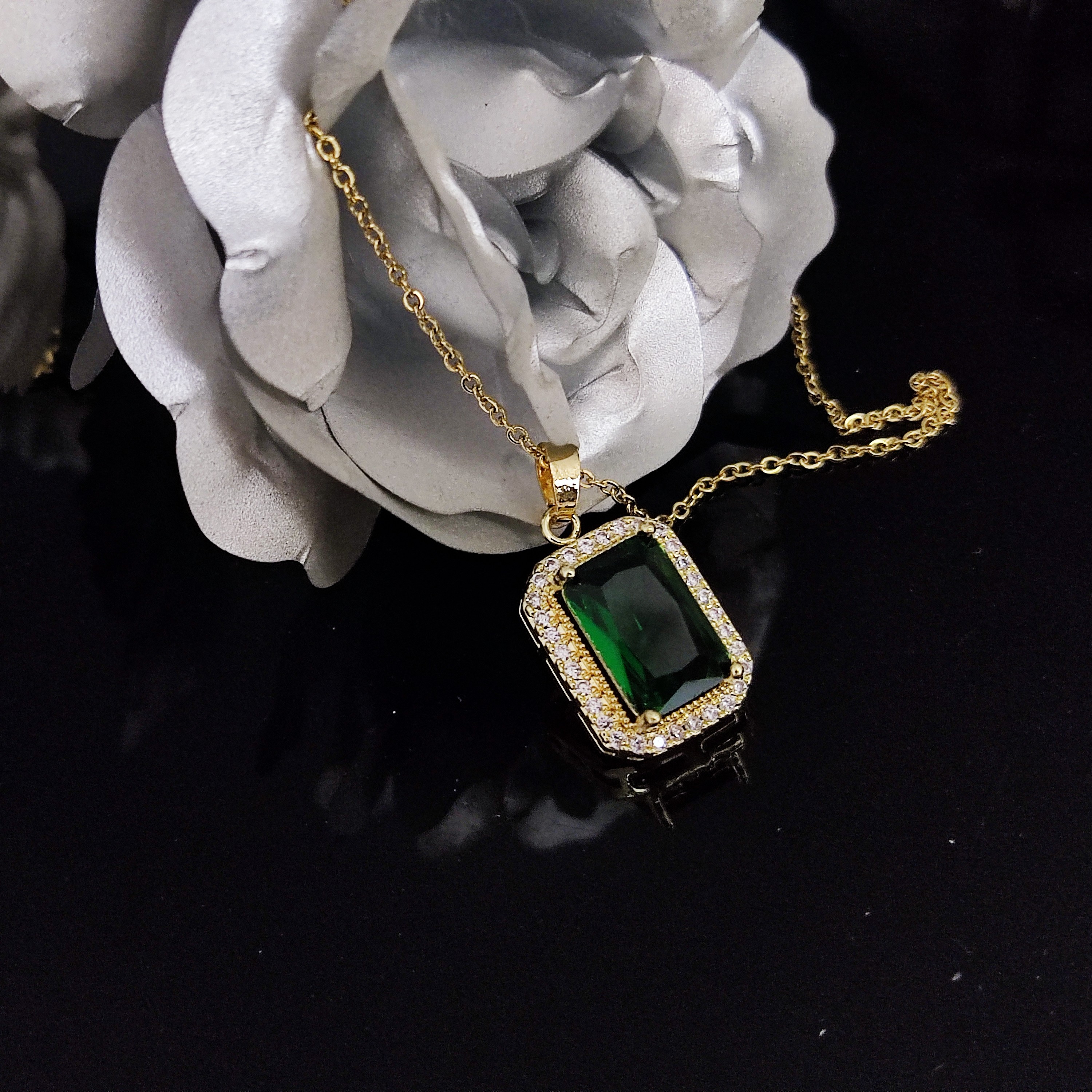 گردنبند زمردی استیل
