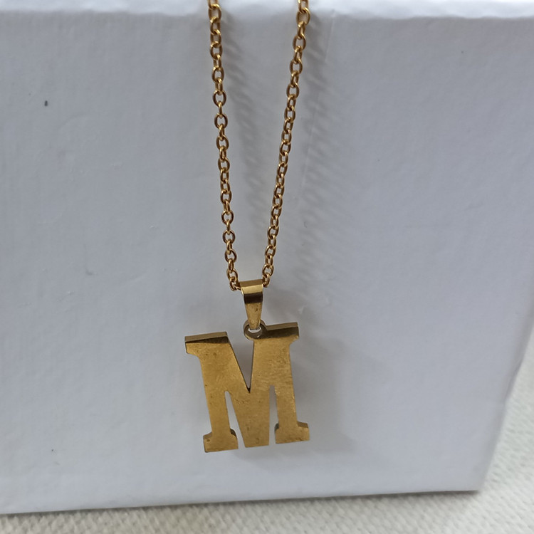 گردنبند حرف M