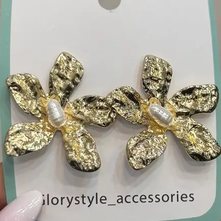 گوشواره زنانه و دخترانه آبکاری نقره طرح گل تک مرواریدی ضد حساسیت و رنگ ثابت کد agy (پس کرایه)