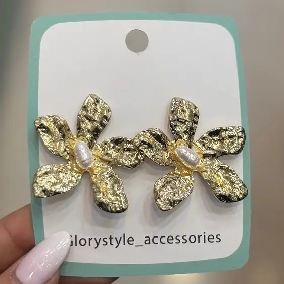 گوشواره زنانه و دخترانه آبکاری نقره طرح گل تک مرواریدی ضد حساسیت و رنگ ثابت کد agy (پس کرایه)