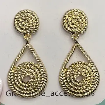 گوشواره زنانه و دخترانه آبکاری نقره طرح زیبا مینیمال ضد حساسیت و رنگ ثابت کد agy (پس کرایه)