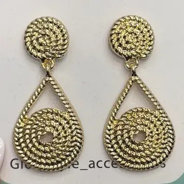 گوشواره زنانه و دخترانه آبکاری نقره طرح زیبا مینیمال ضد حساسیت و رنگ ثابت کد agy (پس کرایه)