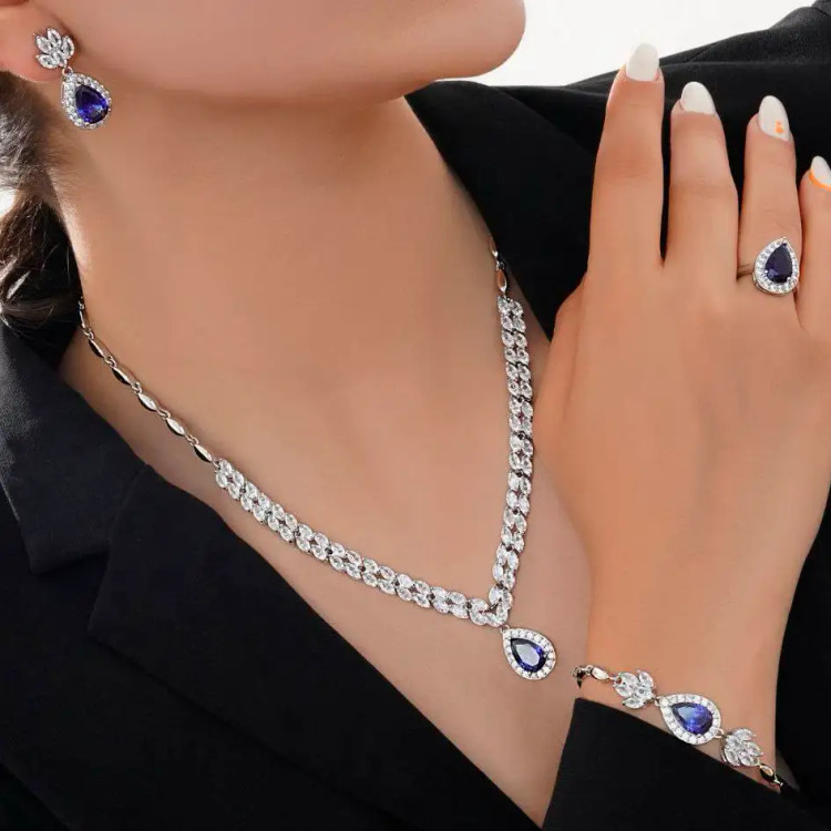 سرویس زنانه گردنبند-گوشواره-انگشتر-دستبند-گوشواره جواهری خوشه ای تک نگین اشک رنگ ثابت کد amp (پس کرایه)