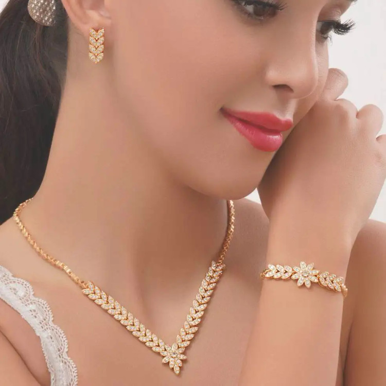 سرویس زنانه گردنبند-گوشواره-دستبند جواهری نگین خوشه ای V رنگ ثابت کد amp (پس کرایه)