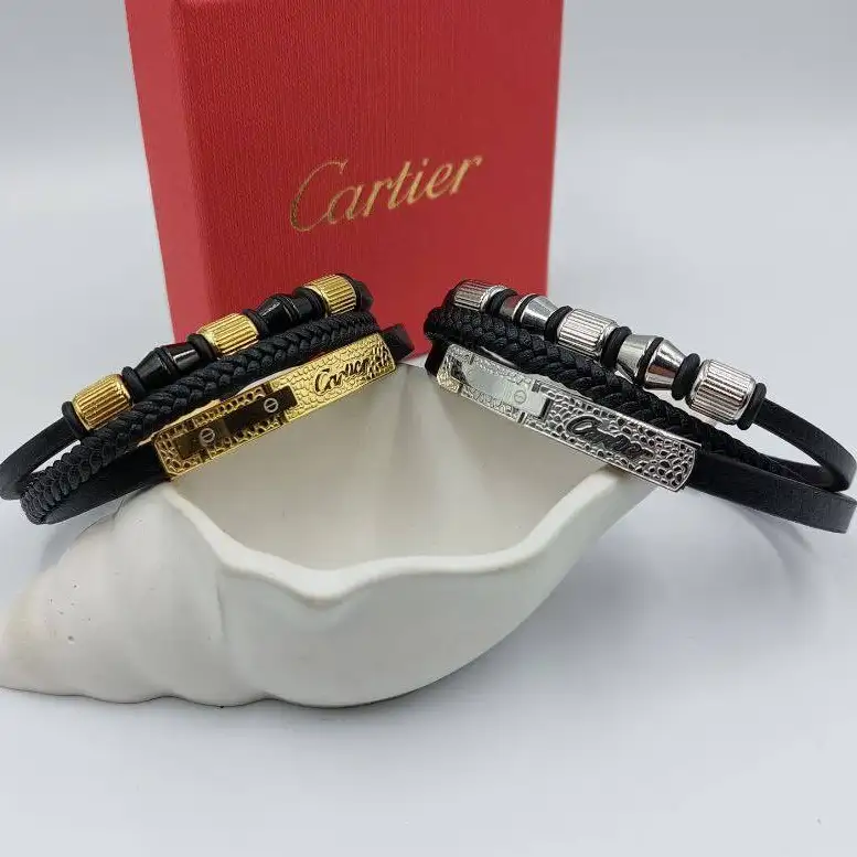 دستبند مردانه چرم و پلاک استیل کارتیر cartier سه لاین رنگ ثابت کد amp (پس کرایه)