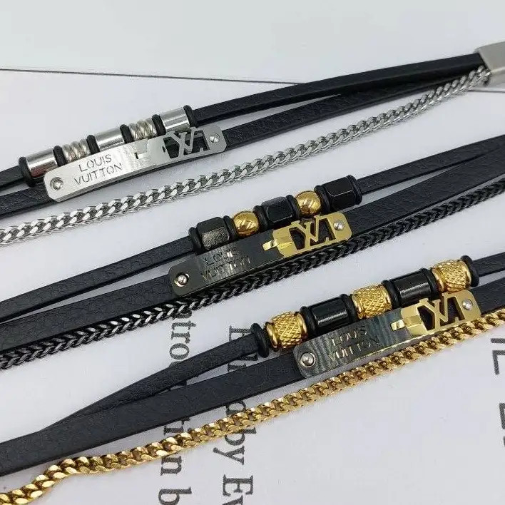 دستبند مردانه و پسرانه چرم و پلاک استیل لویی ویتون lv سه لاین رنگ ثابت کد amp (پس کرایه)