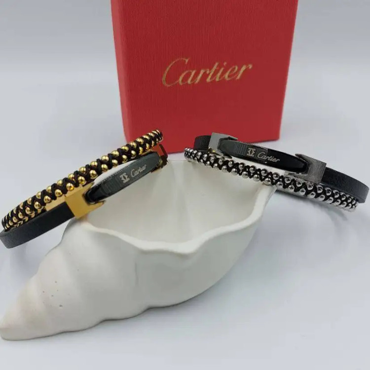 دستبند مردانه چرم و پلاک استیل کارتیر cartier سه لاین سه رنگ رنگ ثابت کد amp (پس کرایه)