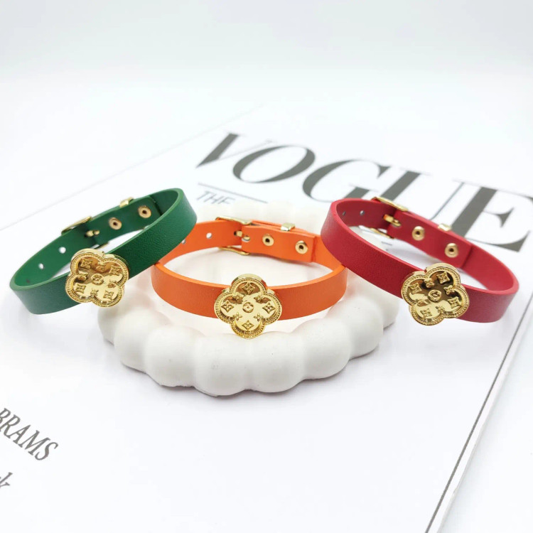 دستبند زنانه و دخترانه چرم و پلاک استیل ونکلیف VANCLEEF طلایی رنگ ثابت کد amp (پس کرایه)