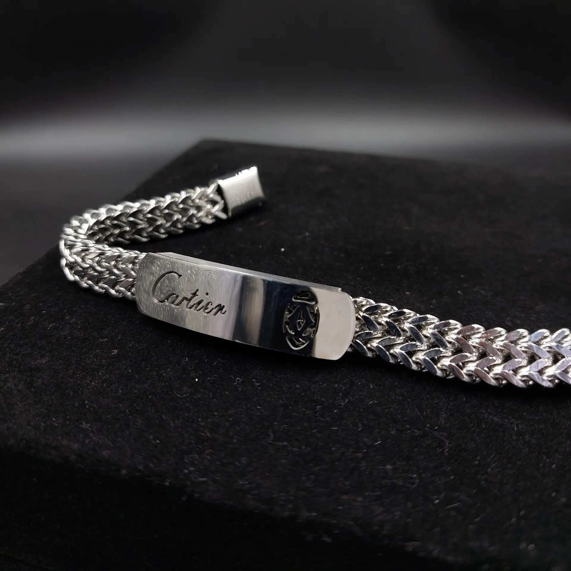 دستبند استیل مردانه پلاک کارتیر CARTIER زنجیر چهار وجهی دولاین رنگ ثابت کد amp (پس کرایه)