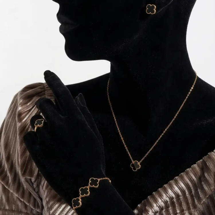 سرویس زنانه گردنبند-گوشواره-دستبند-انگشتر استیل طرح ونکلیف Van Cleef رنگ ثابت کد amp (پس کرایه)