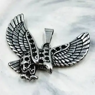 پلاک و آویز گردنبند استیل طرح پرواز عقاب نگین مشکی رنگ ثابت کد amp (پس کرایه)