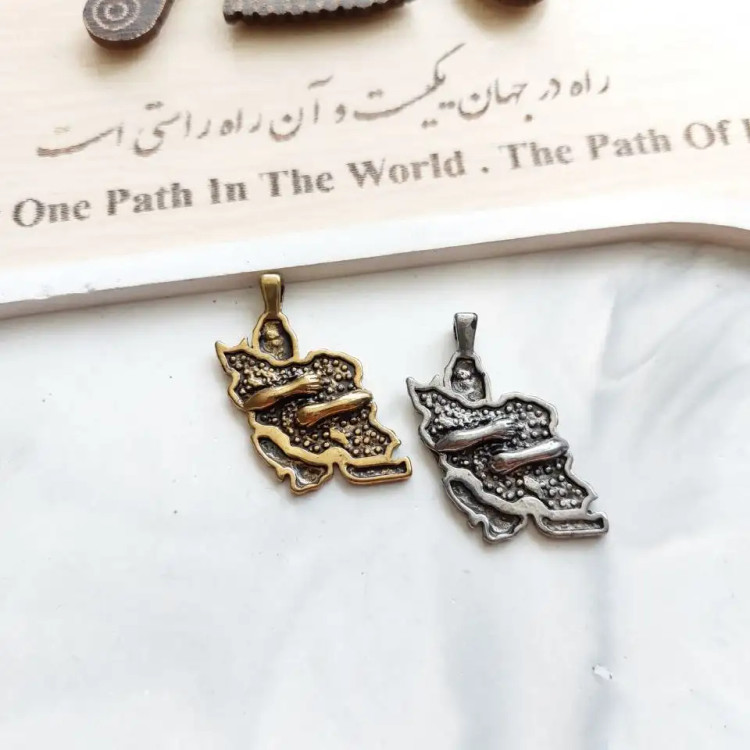 پلاک و آویز گردنبند استیل آغوش ایران طرح برجسته رنگ ثابت کد amp (پس کرایه)