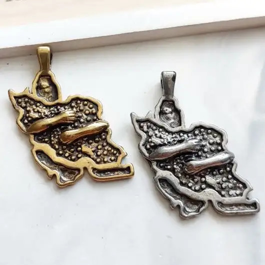 پلاک و آویز گردنبند استیل آغوش ایران طرح برجسته رنگ ثابت کد amp (پس کرایه)
