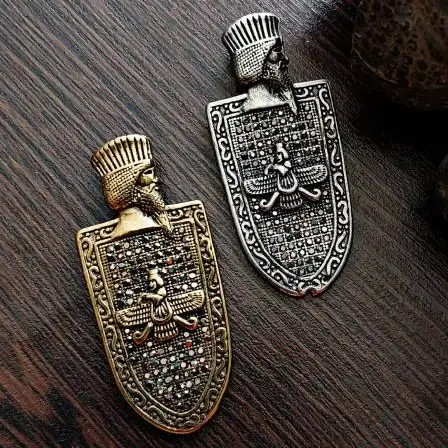 پلاک و آویز گردنبند استیل فروهر و چهره کوروش کبیر طرح نگین کاری برجسته رنگ ثابت کد amp (پس کرایه)