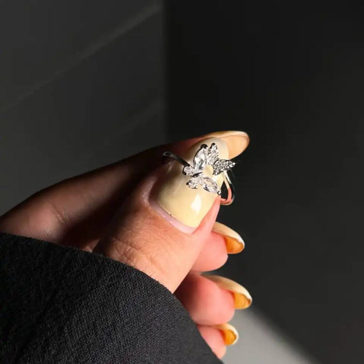 انگشتر زنانه و دخترانه جواهری طرح پروانه ای ضد حساسیت رنگ ثابت فری سایز کد atk (پس کرایه)