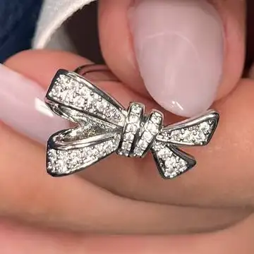 انگشتر زنانه و دخترانه جواهری طرح پاپیون نقره ای ضد حساسیت رنگ ثابت فری سایز کد atk (پس کرایه)