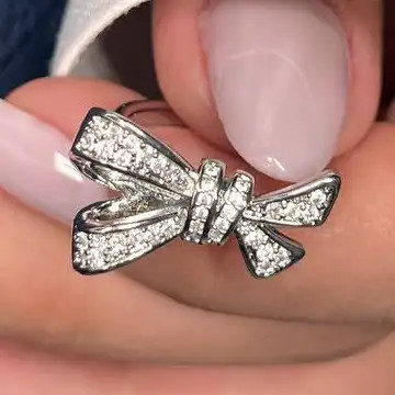 انگشتر زنانه و دخترانه جواهری طرح پاپیون نقره ای ضد حساسیت رنگ ثابت فری سایز کد atk (پس کرایه)