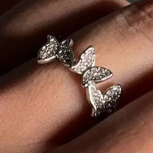 انگشتر زنانه و دخترانه جواهری طرح دور پروانه ای ضد حساسیت رنگ ثابت فری سایز کد atk (پس کرایه)