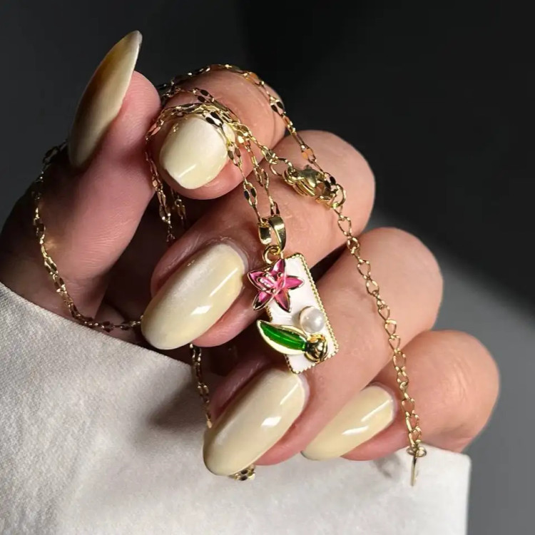 گردنبند و آویز زنانه جواهری طرح رزینی گل و برگ و تک مروارید و زنجیر پولکی ضد حساسیت رنگ ثابت کد atk (پس کرایه)