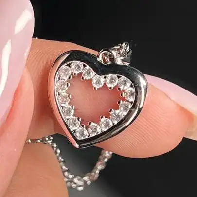 گردنبند و آویز زنانه جواهری طرح قلب دور نگین سفید رنگ نقره ای ضد حساسیت رنگ کاملا ثابت کد atk (پس کرایه)