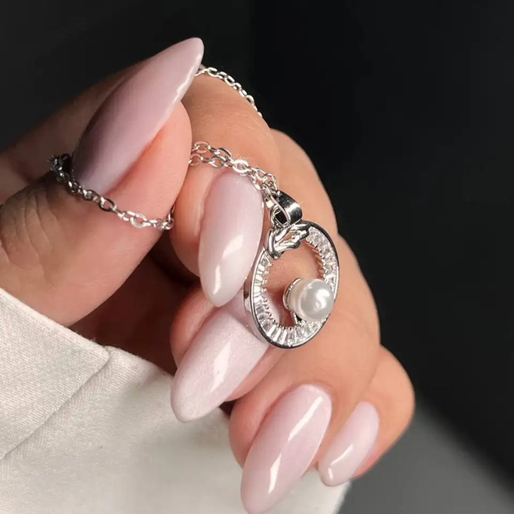 گردنبند و آویز زنانه جواهری طرح حلقه دور نگین کاری و تک مروارید رنگ نقره ای ضد حساسیت رنگ کاملا ثابت کد atk (پس کرایه)