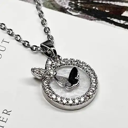 گردنبند و آویز زنانه جواهری طرح حلقه و پروانه دوتایی رنگ نقره ای ضد حساسیت رنگ کاملا ثابت کد atk (پس کرایه)