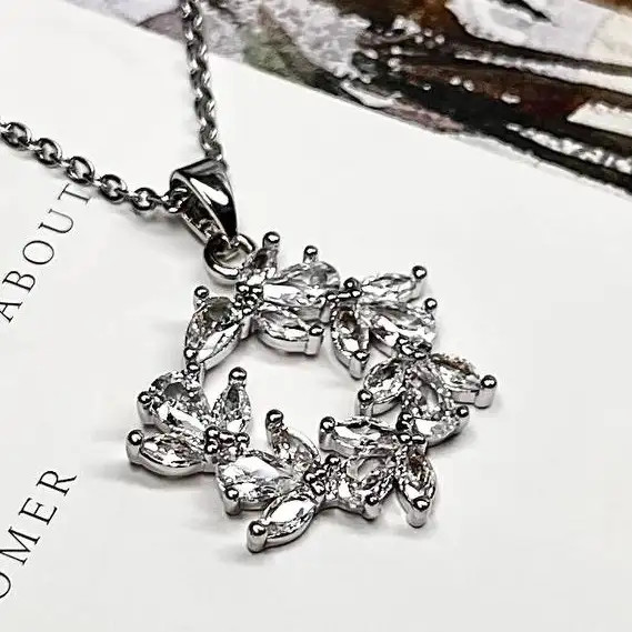 گردنبند و آویز زنانه جواهری طرح نگین کاری رنگ نقره ای ضد حساسیت رنگ کاملا ثابت کد atk (پس کرایه)