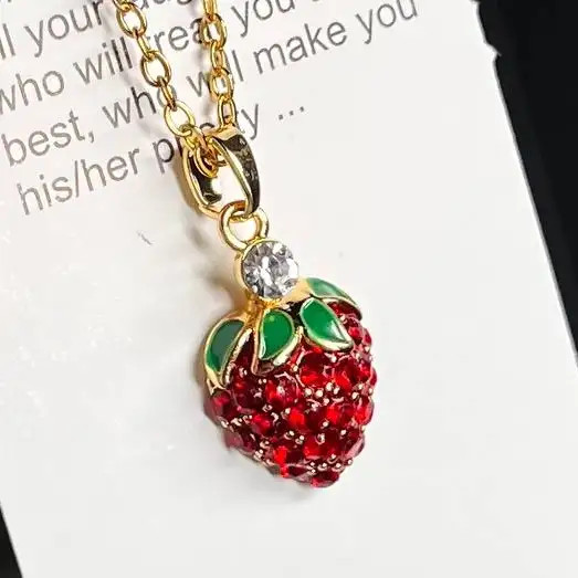 گردنبند و آویز زنانه جواهری طرح فانتزی توت فرنگی ضد حساسیت رنگ کاملا ثابت کد atk (پس کرایه)
