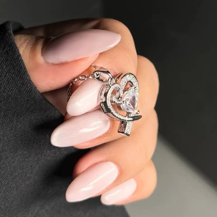 گردنبند و آویز زنانه جواهری طرح قلب نگین دار رنگ نقره ای ضد حساسیت رنگ کاملا ثابت کد atk (پس کرایه)
