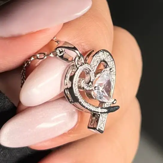 گردنبند و آویز زنانه جواهری طرح قلب نگین دار رنگ نقره ای ضد حساسیت رنگ کاملا ثابت کد atk (پس کرایه)